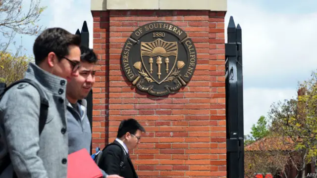 洛杉磯南加州大學校園入口的校徽（資料圖片）