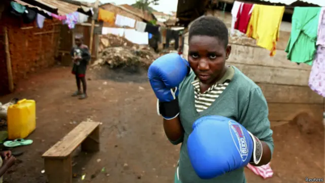 Черная женщина-боксер