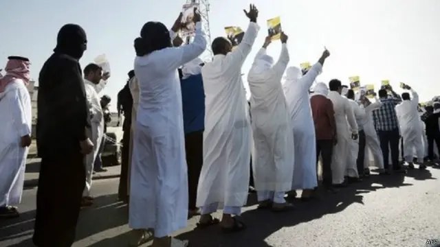 يشعر الشيعة بالغضب إزاء الحكم الصادر على رجل الدين الشيعي نمر النمر.