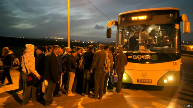 بر اساس طرح تازه، کارگران فلسطینی در راه بازگشت از کار در اسرائیل حق استفاده از اتوبوس‌های اسرائیلی را نخواهند داشت
