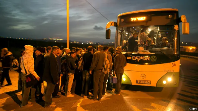 روزانہ ہزاروں فلسطینی کارکن قانونی طریقے سے اسرائیل میں کام کرنے آتے ہیں