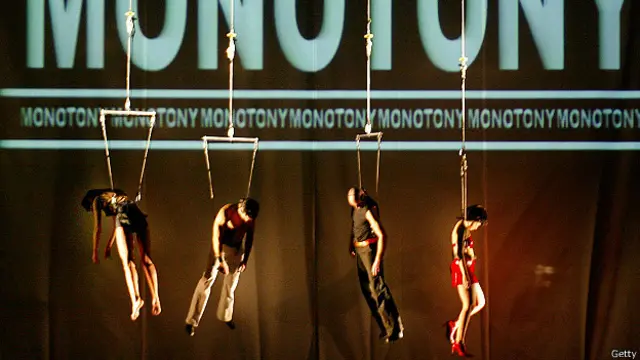 Висящие актеры рекламируют спектакль по мотивам произведений де Сада