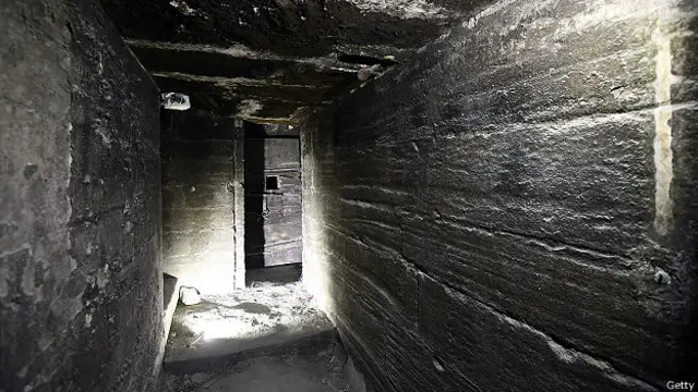 В замке, ранее принадлежавшем семье де Сада