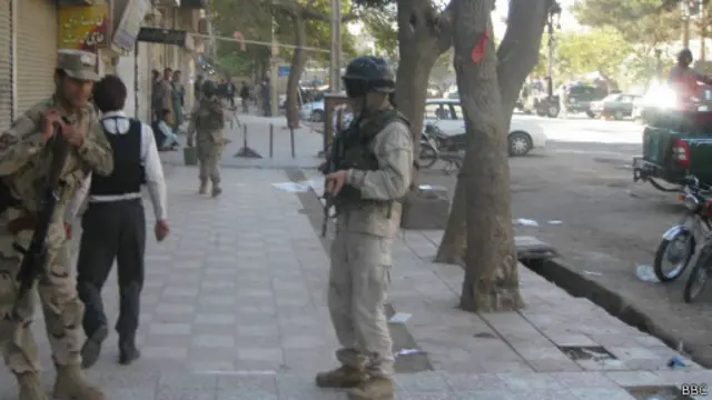 نیروهای پلیس در حال نبرد با مهاجمان مسلح 