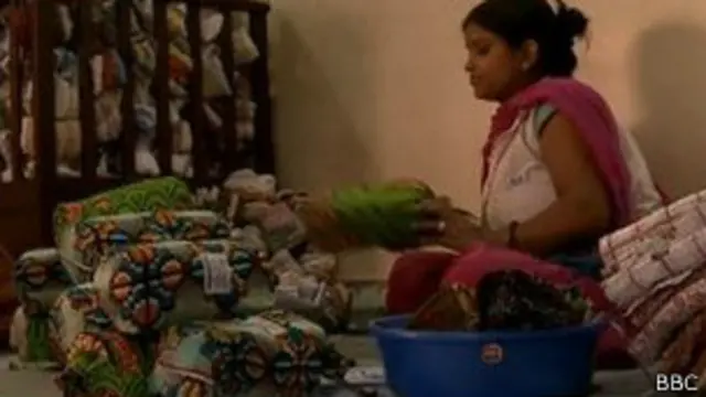 Las mujeres elaboran toallas sanitarias con pedazos de sábanas recicladas.