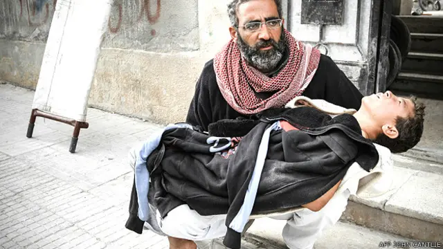 Foto de un padre con su hijo herido tomada por John Cantlie