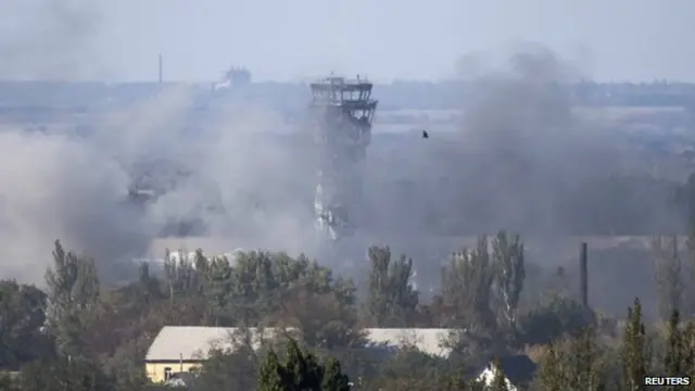 Khói bốc lên gần Trung tâm không lưu tại sân bay Donetsk 