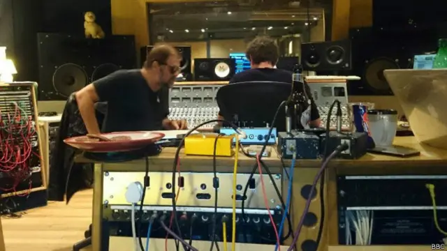 Гребенщиков и звукорежиссер Дэвид Баучер в студии