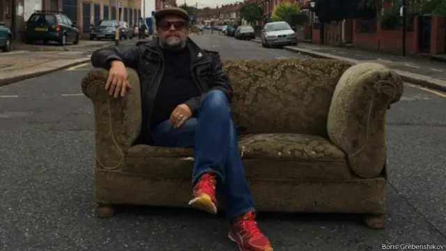 БГ рядом с лондонской студией