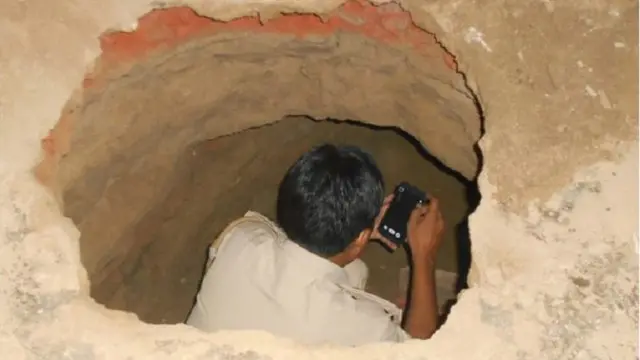 د پوليسو په وينا مخامخ د بانک خزانې ته کېندل شوى تونل بانک ته څېرمه له يوه تشه کوره پيل شوى و