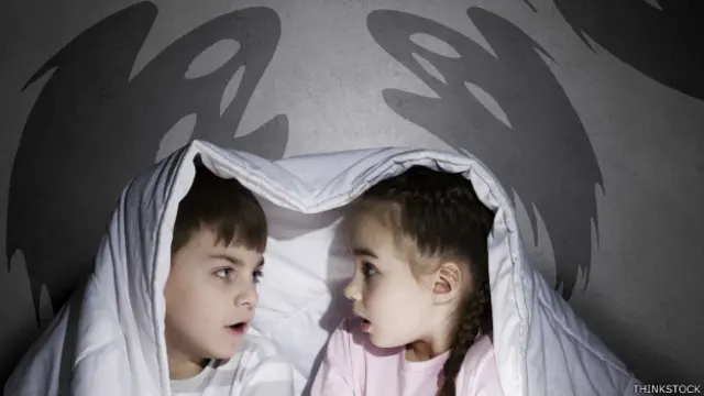 Niños leen un cuento de espantos