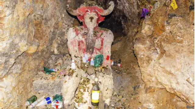 Un homenaje al Tío en una mina de Potosí, en Bolivia