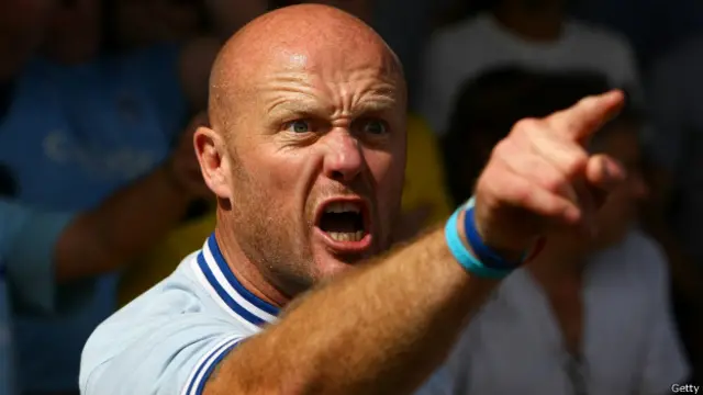 Muchos aficionados no están de acuerdo con darle la espalda al equipo durante los partidos.