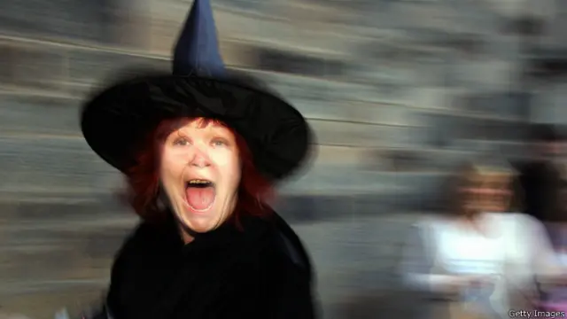 Женщина в костюме ведьмы