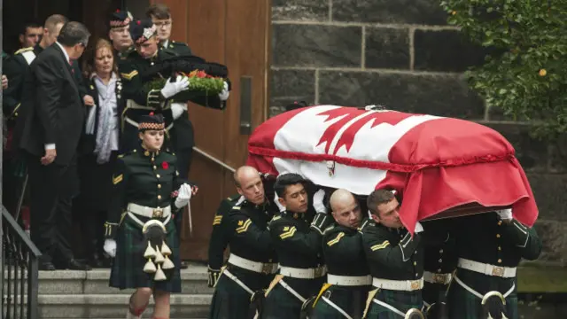 کینیڈا کے دارالحکومت اوٹوا میں قومی جنگی یادگار اور پارلیمنٹ کی عمارات پر ایک مسلح شخص نے حملہ کیا تھا جس میں ایک فوجی مارا گیا تھا