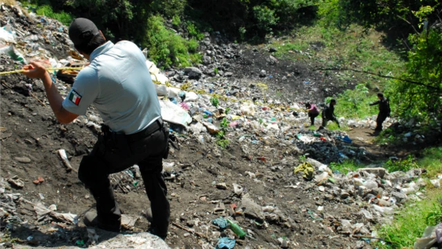 Este lunes se descubrió una nueva fosa clandestina en el basurero de Cocula, a 22 kilómetros de Iguala. Foto: Procuraduría de México.