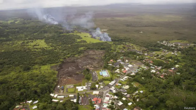 Lava cercana al pueblo