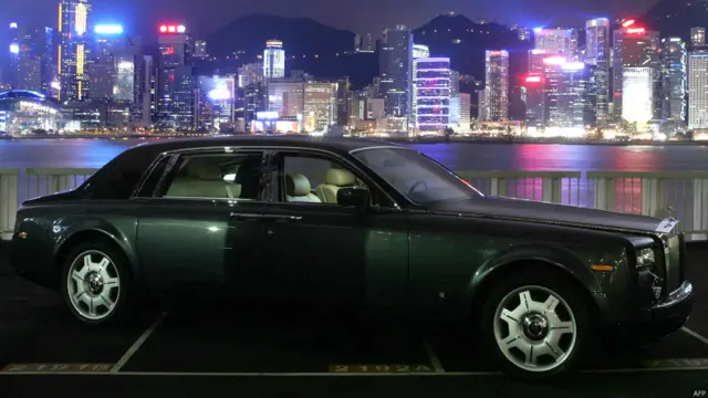 برطانیہ کی رولز روئس فینٹم کی شکل تو نئی نہیں ہے لیکن اس میں جدید آلات نصب ہیں جیسے کہ پانچ کیمرے جو ڈرائیور کو پارکنگ اور ریورس کرنے میں مدد کرتے ہیں۔ اس کی قیمت دو لاکھ 98 ہزار نو سو ڈالر ہے۔ 