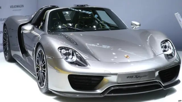 جرمنی کی پورش 918 سپائیڈر ہائیبریڈ گاڑی ہے۔ کمپنی کا کہنا ہے کہ یہ صرف بیٹری پر 19 کلومیٹر تک چل سکتی ہے۔ اس کی قیمت آٹھ لاکھ 45 ہزار ڈالر ہے۔ 