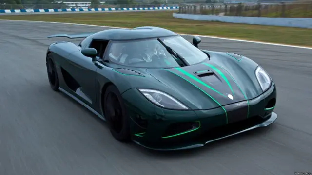 سویڈن کی یہ گاڑی کوئینیگسیک اگیرا ایس صفر سے 62 میل (100 کلومیٹر) فی گھنٹہ 2.9 سیکنڈ میں کرتی ہے۔ اس کی قیمت 15 لاکھ 20 ہزار ڈالر ہے۔ 