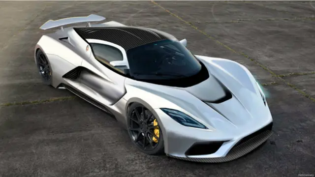 برطانیہ کی ہینیسی وینم جی ٹی نے صفر سے 300 کلومیٹر فی گھنٹہ کی رفتار محض 13.63 سیکنڈ میں کی۔ کمپنی صرف 29 گاڑیاں تیار کرے گی۔ اس کی قیمت 12 لاکھ ڈالر ہے۔ 