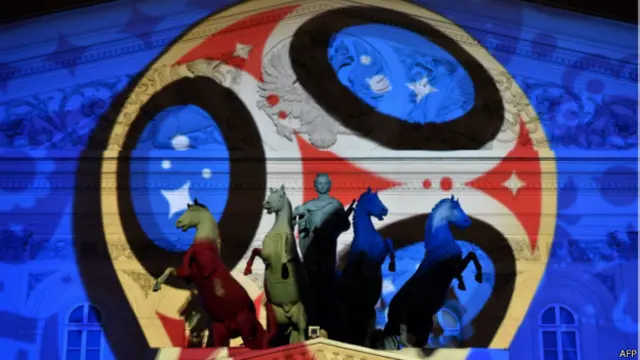 Проекция эмблемы на фасаде Большого театра