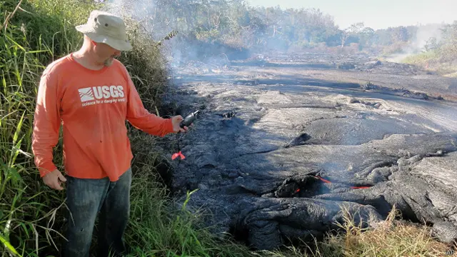 geólogo mide el flujo de lava del volcán Kilauea Hawai