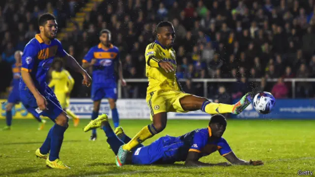 Didier Drogba mencetak gol pertama bagi Chelsea tiga menit setelah jeda.