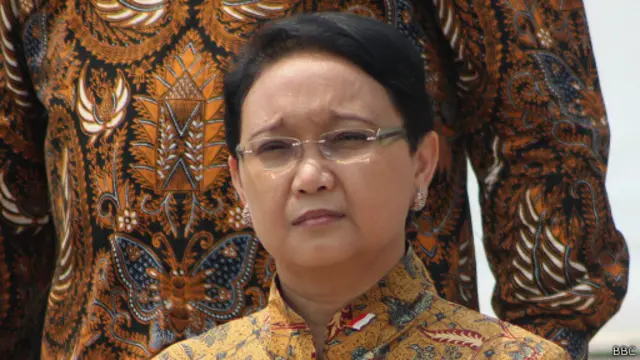 Menlu Retno Marsudi akan menunggu kemungkinan timbulnya implikasi diplomatik terkait rencana eksekusi warga asing.