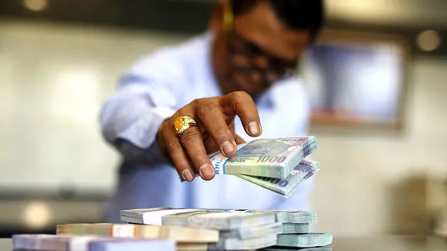 Nilai tukar rupiah terhadap dollar Amerika Serikat melemah hingga mencapai Rp14.067 per US$1.