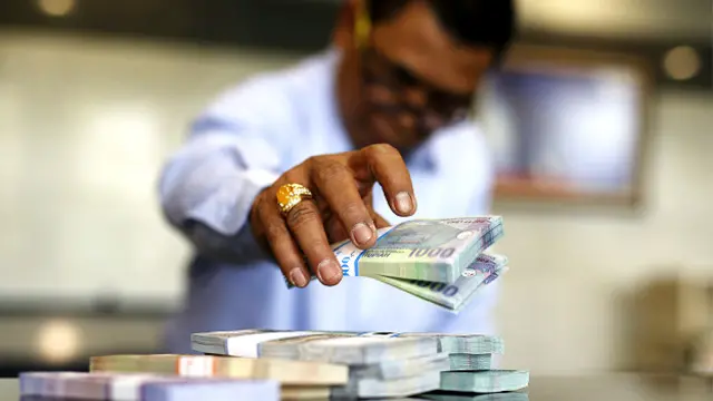 Spekulasi terhadap keputusan Bank Sentral AS dan inflasi domestik ditengarai menjadi penyebab turunnya nilai tukar rupiah.