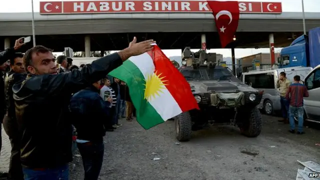 اطلاعات کے مطابق 150 پیش مرگہ جنگجو درجنوں گاڑیوں اور بکتر بند گاڑیوں میں فرنٹ لائن کی جانب جا رہے ہیں