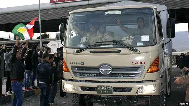 ہزاروں کردوں نے پیش مرگہ کے جنگجوؤں کا جھنڈے لہرا کر استقبال کیا