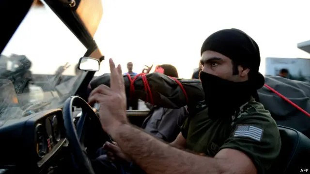 یکی از پیشمرگ‌هایی که از مرز جنوب شرقی ترکیه راهی کوبانی شده‌اند