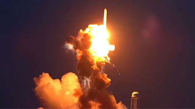 Roket Antares meledak sesaat setelah diluncurkan dari Negara Bagian Virginia, AS.