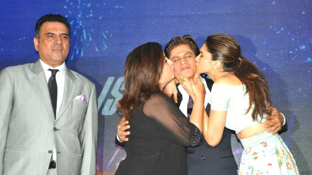 मुंबई में फ़िल्म 'हैप्पी न्यू ईयर' की कामयाबी का जश्न मनाया गया. फ़िल्म के निर्माता और मुख्य कलाकार शाहरुख़ ख़ान के प्रति स्नेह दिखातीं निर्देशक फ़राह ख़ान और अभिनेत्री दीपिका पादुकोण. एक कोने में चुपचाप खड़े बोमन ईरानी.