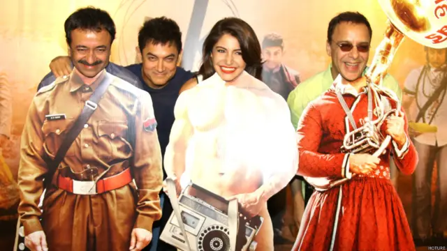 निर्देशक राजकुमार हीरानी, आमिर ख़ान, अनुष्का शर्मा और निर्माता विधु विनोद चोपड़ा