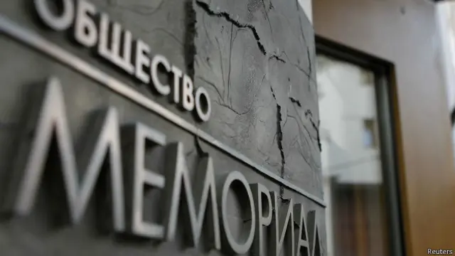 Табличка на здании общества "Мемориал"