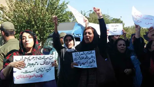 مهدیه گلرو، یکی از فعالانی که در جریان اعتراض به اسیدپاشیها بازداشت شده است