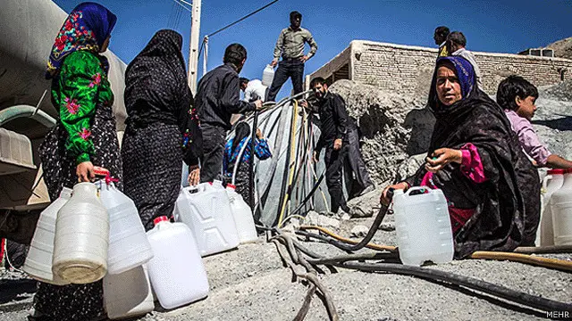 به دلیل خشکسالی گسترده، آب آشامیدنی برخی مناطق با تانکر تامین می شود