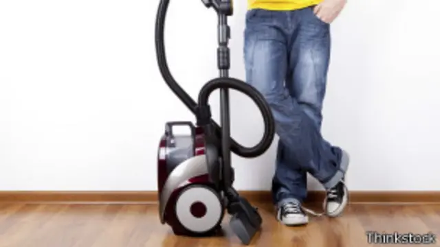 Entre las tareas domésticas que exige un esfuerzo moderado está pasar la aspiradora.