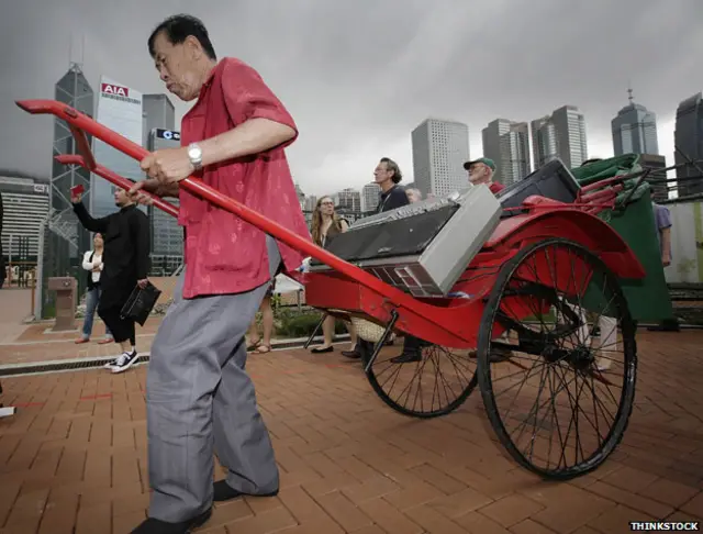 El jinrikisha es el carrito de estilo asiático tirado por un hombre.
