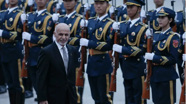 د چین پلازمینې بیجېنګ ته له رسېدو وروسته د نوموړي تود هرکلی وشو. د چین ولسمشر ښاغلي ژي چېن پېنګ د ښاغلي احمدزي هرکلی وکړ.