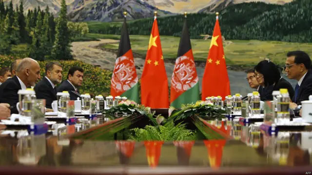 افغان ولسمشر له خپل هیئت سره د چین ولسمشر او چیني حکومت له ځینو لوړپوړو چارواکو سره ولیدل.