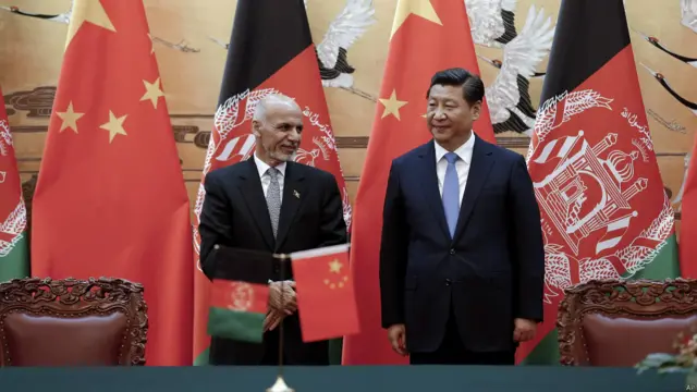 د ملي امنیت مشاور حنیف اتمر، د اجراییه ریاست دویم مرستیال محمد محقق، د بهرنیو چارو سرپرست وزیر ضرار احمد عثمانی، د ولسمشر اقتصادي سلاکار حضرت عمر زاخیلوال، د دفاع وزارت سرپرست وزیر بسم الله محمدي او سوداګرۍ وزارت سرپرست وزیر شاکر کارګر له ښاغلي غني سره په دغه سفر کې ملتیا کوي.