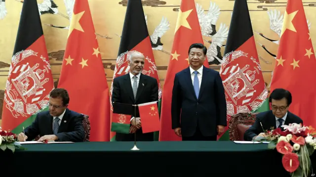 د دواړو ولسمشرانو تر منځ له لیدنې وروسته د افغانستان او چین حکومتونو په سیاسي او اقتصادي برخه کې د همکاریو څلور هوکړه لیکونه لاسلیک کړل.