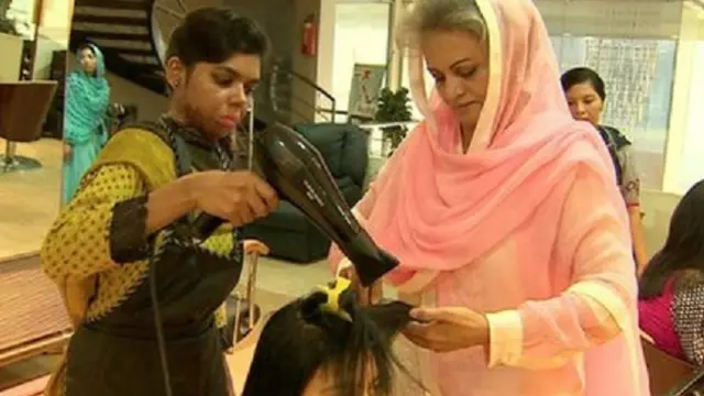 گذشتہ دس سالوں میں مسرت نے تیزاب سے متاثرہ سینکڑوں خواتین کی مدد کی