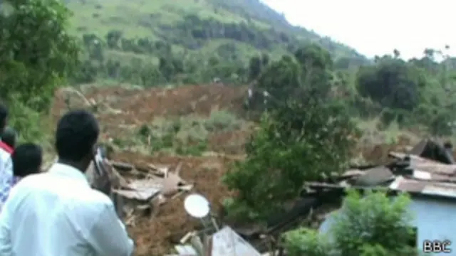 မိုးဆက်တိုက် သည်းထန်နေလို့ မြေပြိုကျ