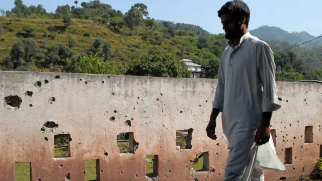 پاکستان کے ساتھ 740 کلومیٹر لمبی لائن آف کنٹرول اور ورکنگ باونڈری پر اکثر کشیدگی ہوتی رہتی ہے