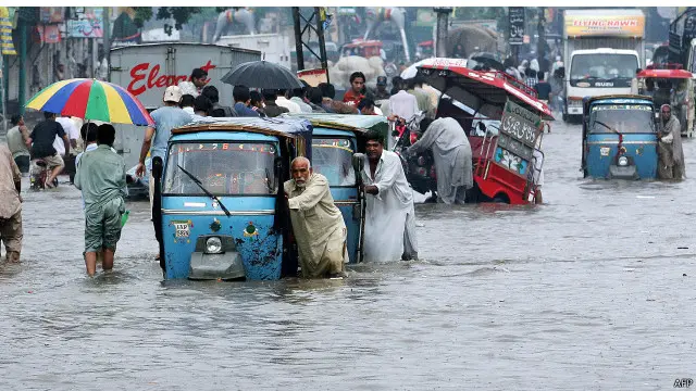 کراچی میں سال دو ہزار سات میں سمندری طوفان کے نتیجے میں بارشوں سے ہزاروں افراد متاثر ہوئے تھے